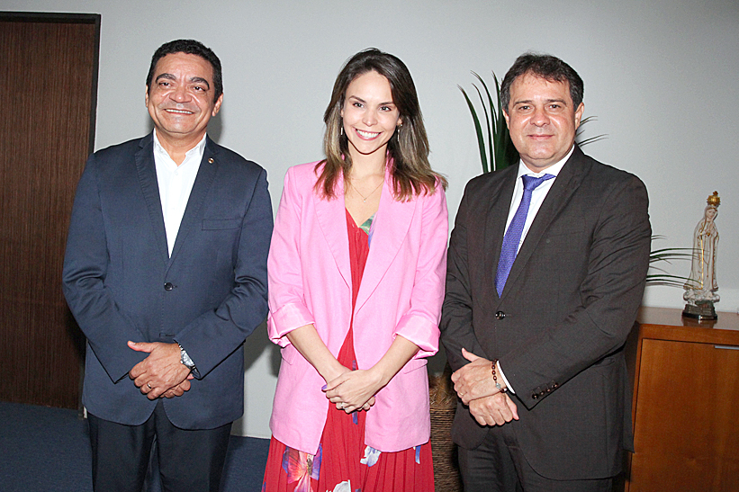 Hidelbrando Soares (reitor da Uece), Gabriella Aguiar (presidente da Unipace) e Evandro Leitão (presidente da Alece)