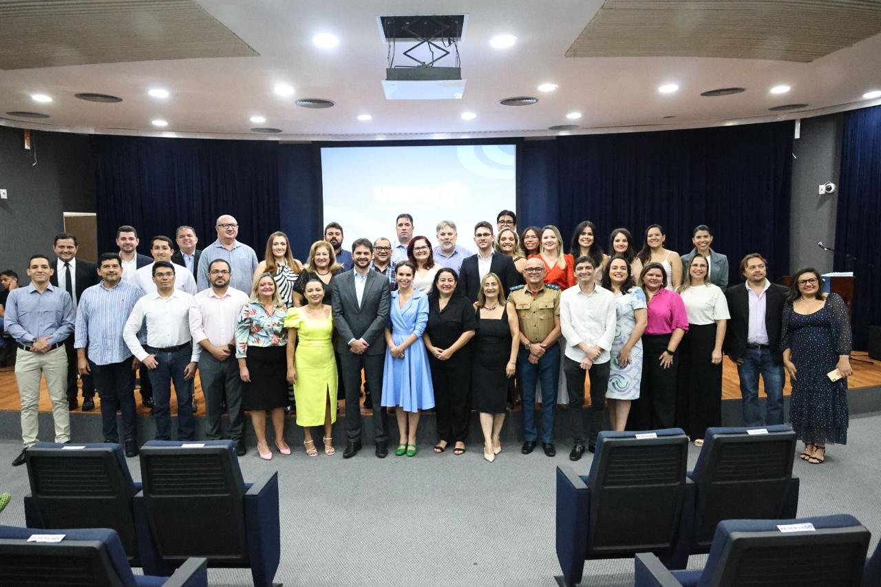 A solenidade de entrega dos certificados reuniu alunos, professores, coordenadores e direção da Unipace.