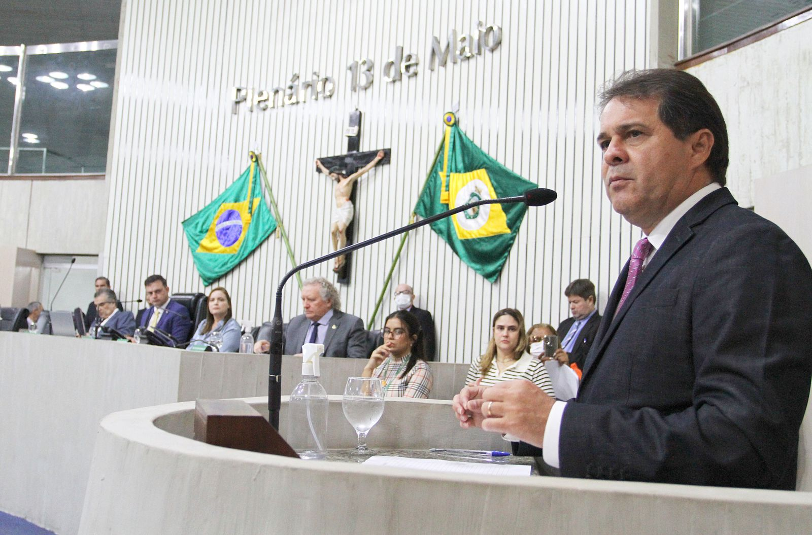 Deputado Evandro Leitão durante o pronunciamento