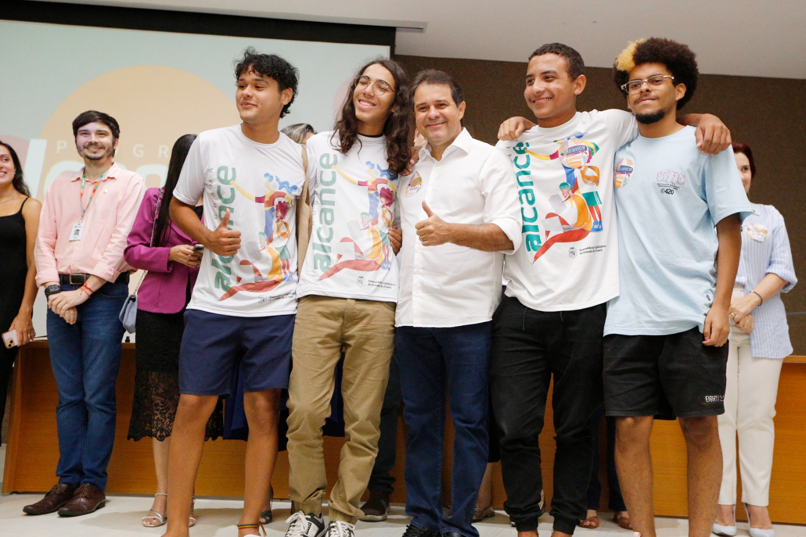 Ex-alunos do Enem e hoje universitários Wesley Rocha (primeiro da esquerda) e João Emanuel Campos de Mendonça (último da direita) elogiam programa