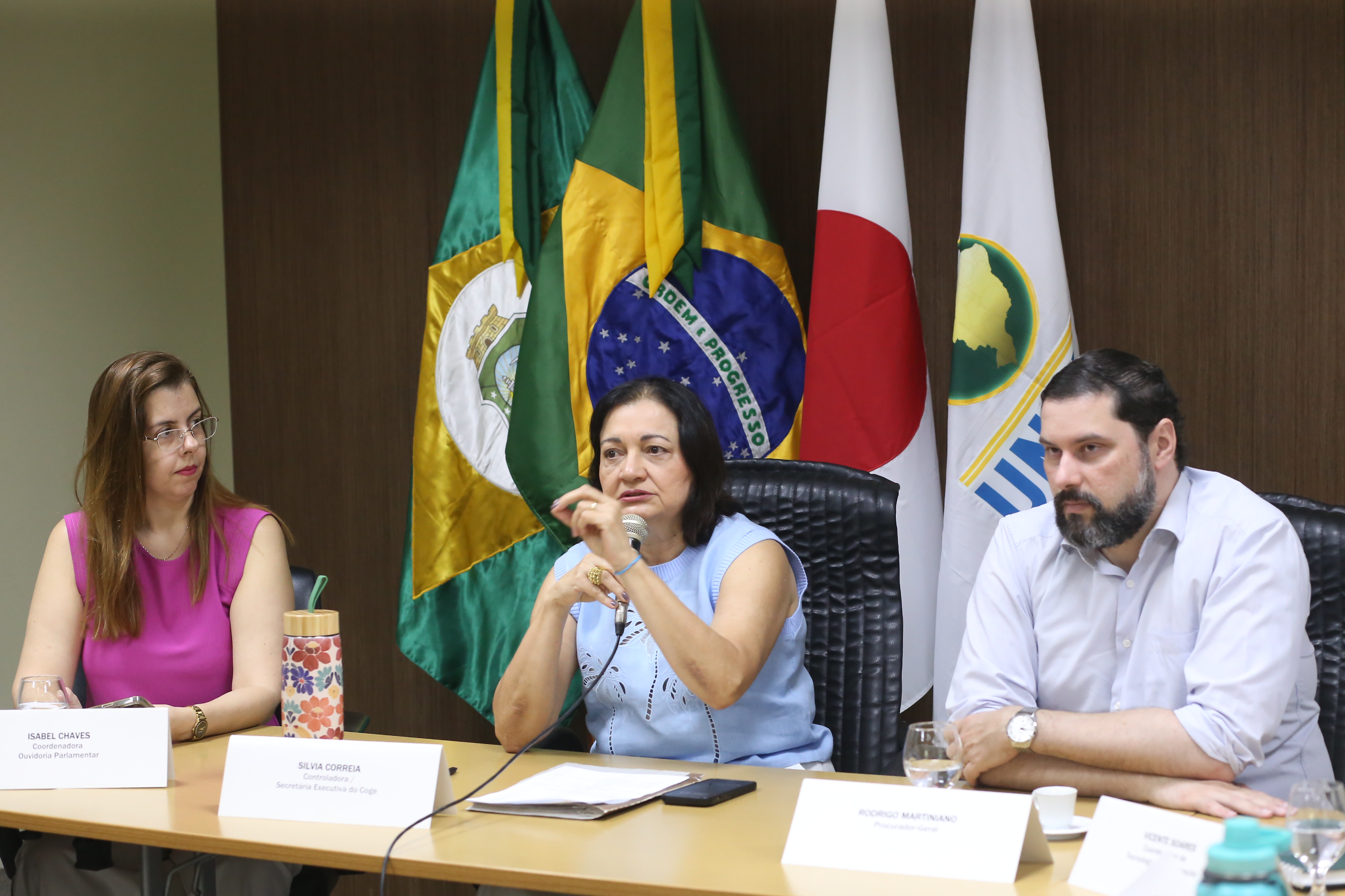 Sílvia Correia (centro), secretária executiva do Coge, durante a reunião