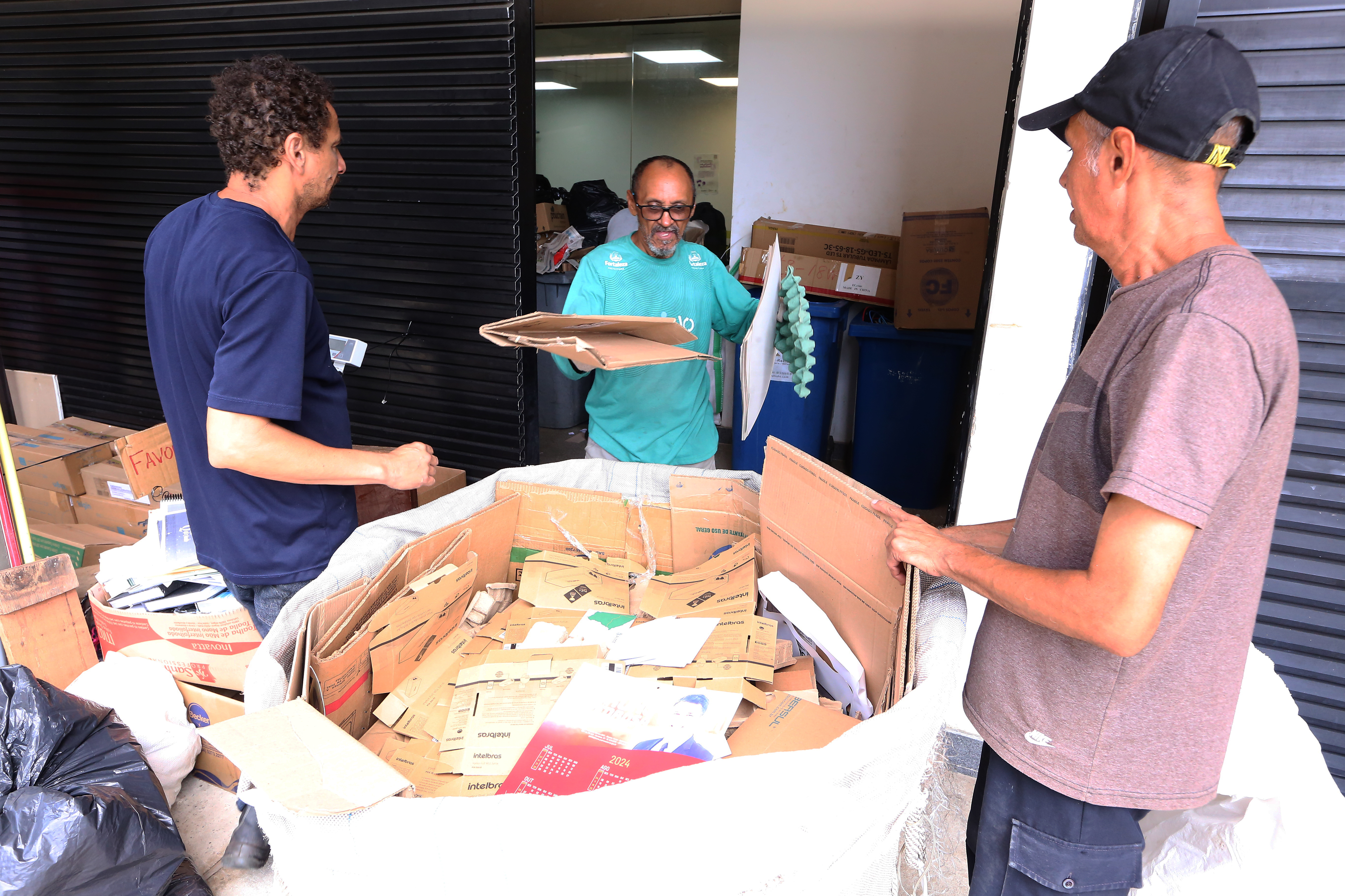 Associações recebem doações de resíduos recicláveis - Foto: Pedro Albuquerque}