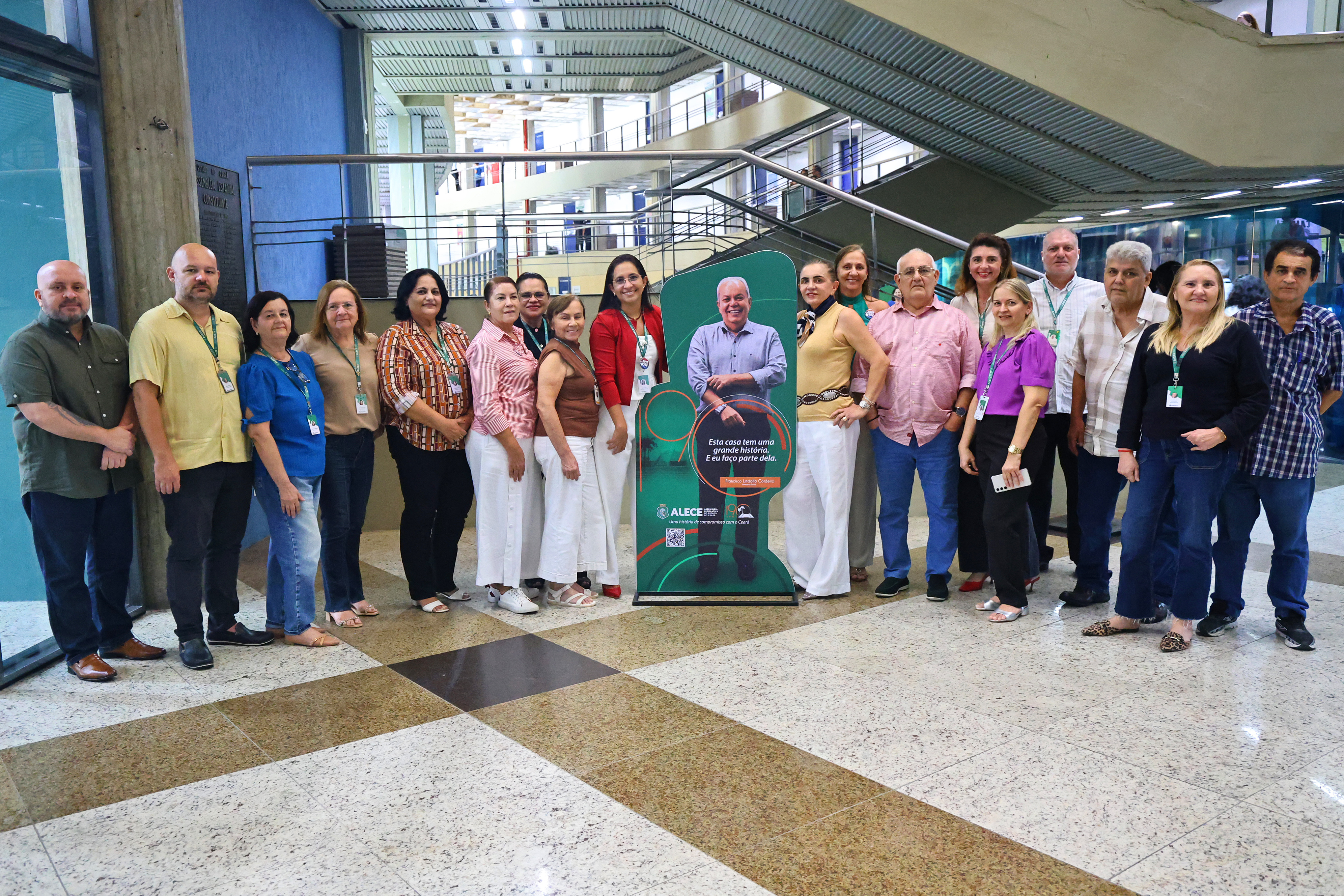 Equipe da Diretoria Geral com totem de Lindolfo, colega de trabalho - Foto: Dário Gabriel