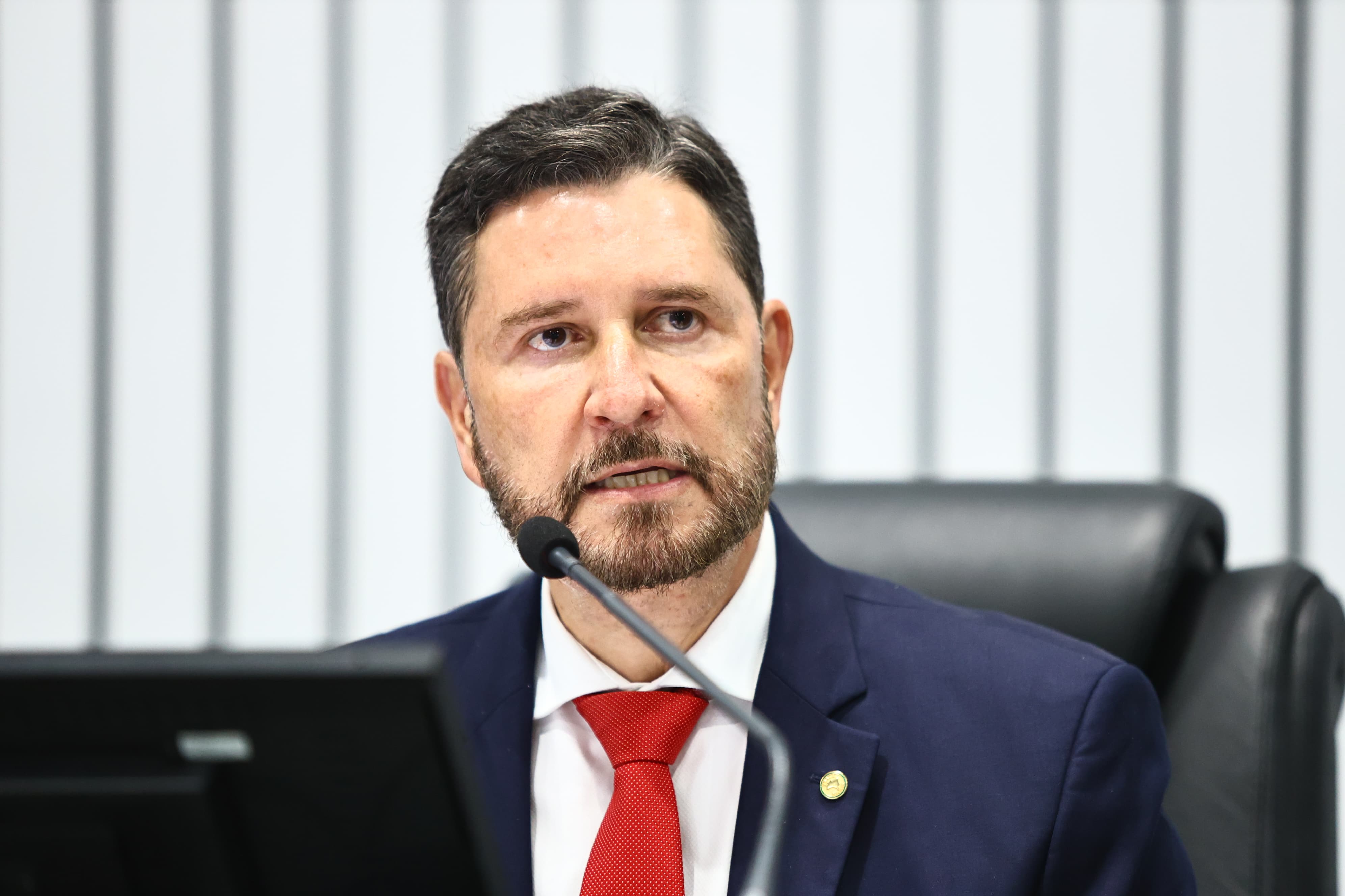 Presidente Romeu Aldigueri durante a sessão plenária desta quinta-feira - Foto: Dário Gabriel}