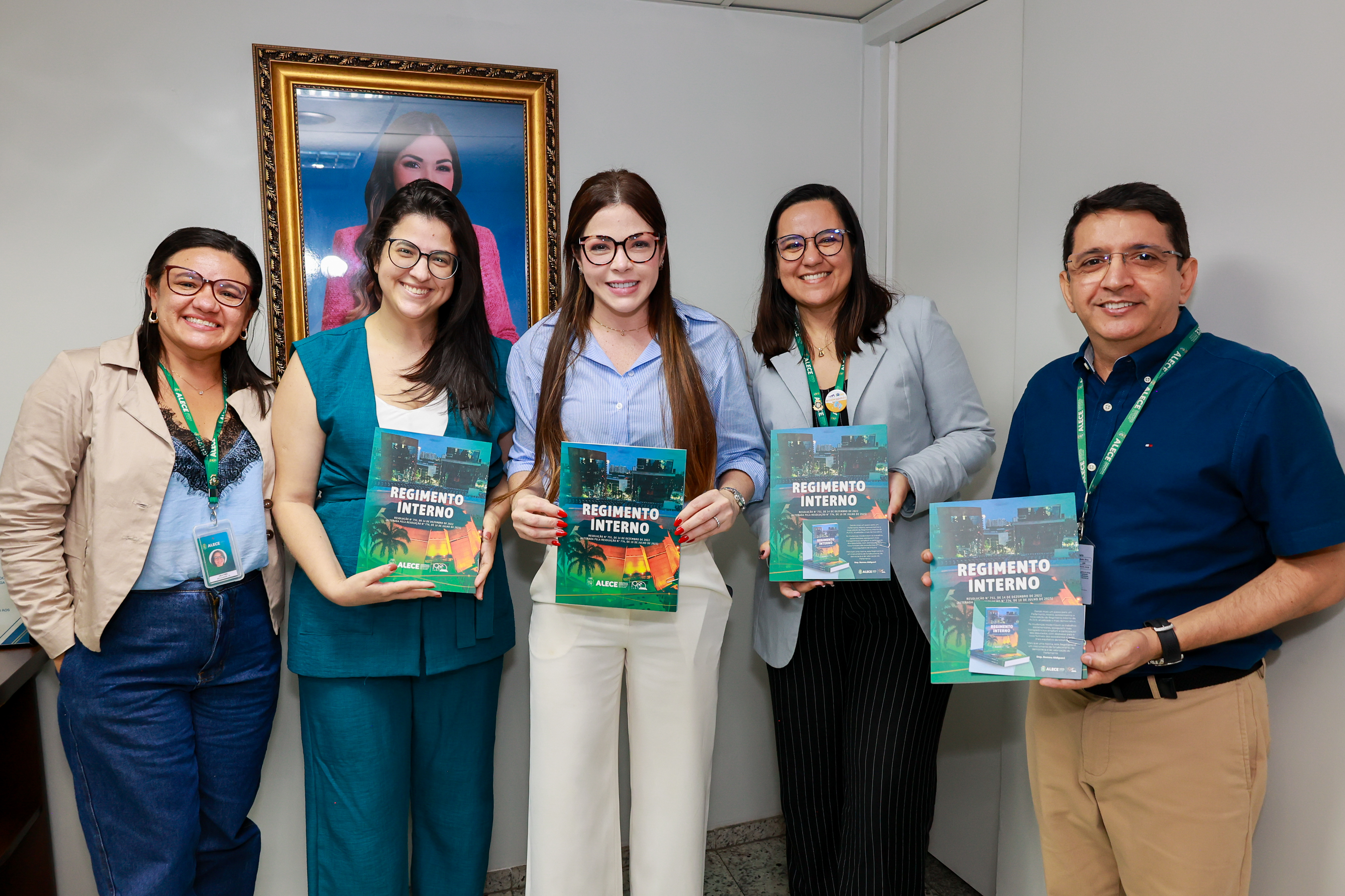 Novo regimento interno foi entregue a parlamentares e está disponível no site da Alece - Foto: Bia Medeiros