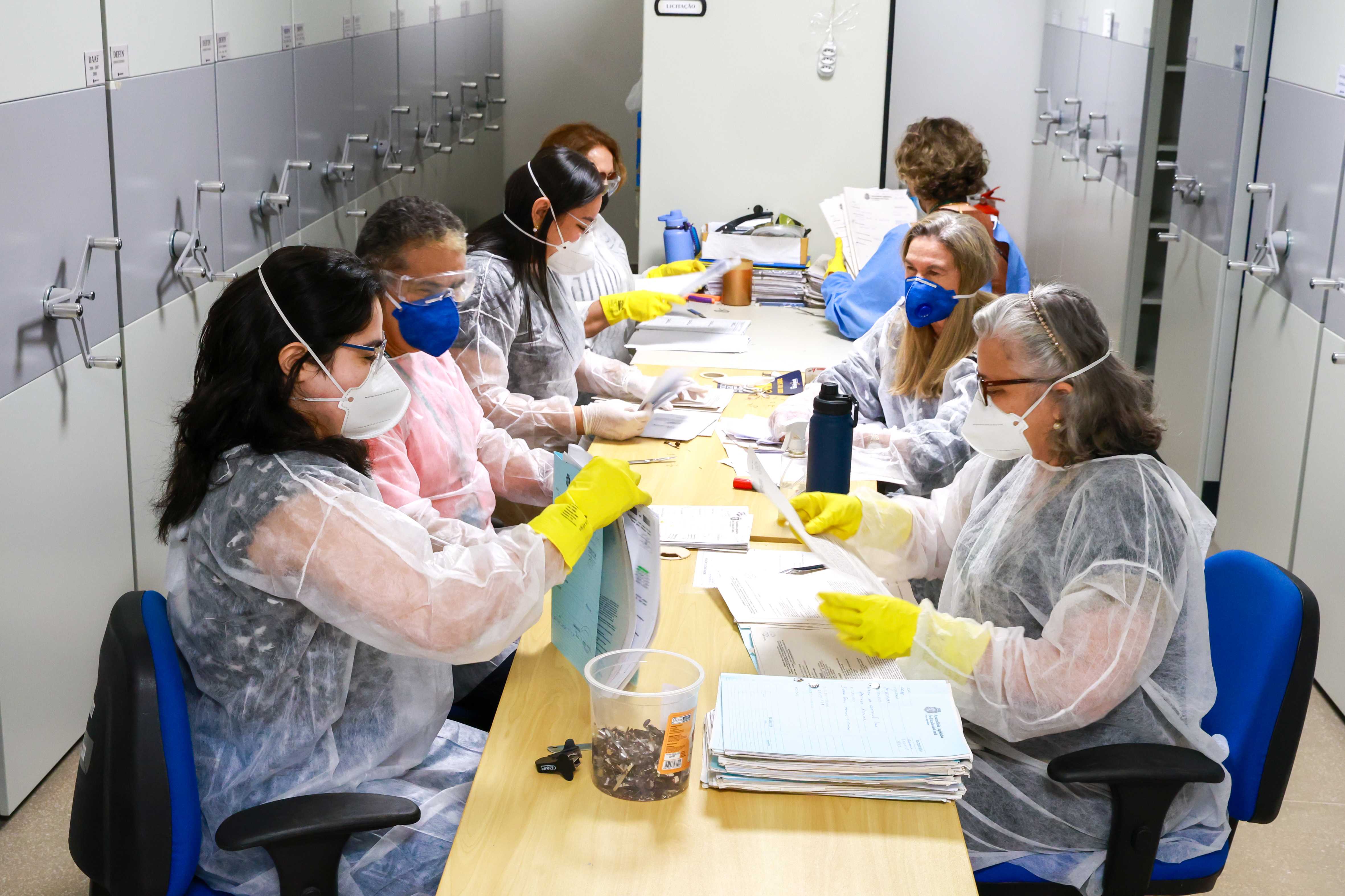 Trabalho inclui separação de documentos e posterior descarte - Foto: Máximo Moura