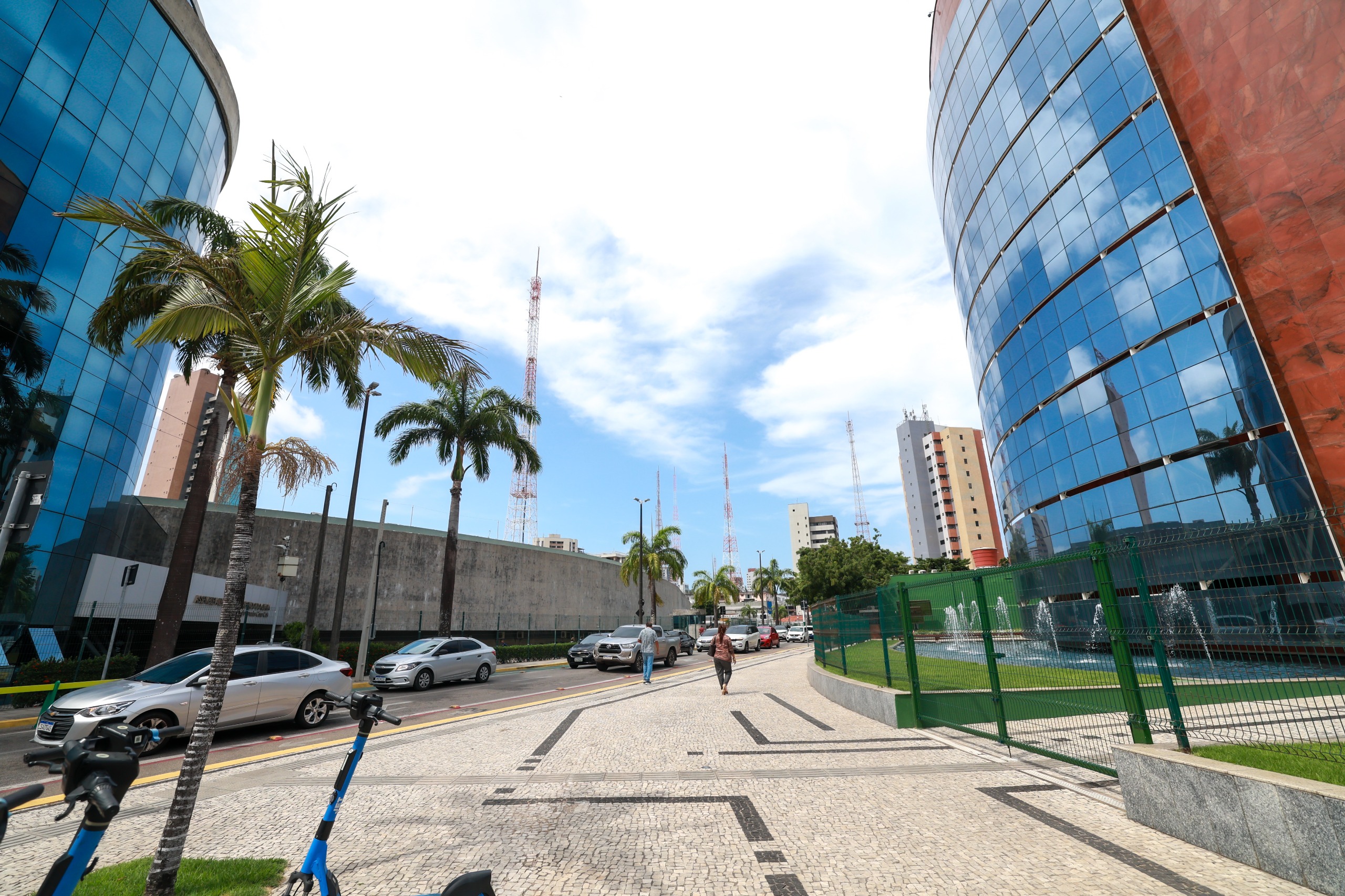 Ampliação da calçada do anexo II favoreceu o tráfego de pedestres - Foto: Júnior Pio