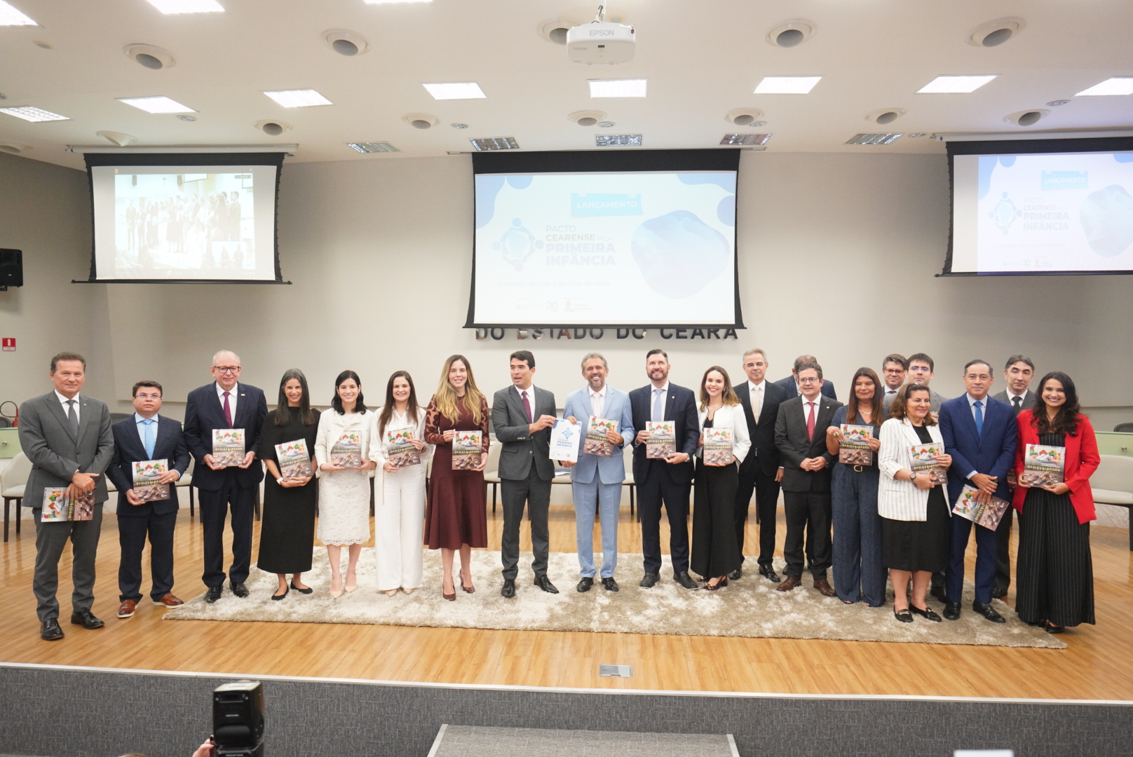 Pacto Cearense pela Primeira Infância foi assinado em abril do ano passado. - Foto: Carlos Gibaja/Divulgação: Casa Civil